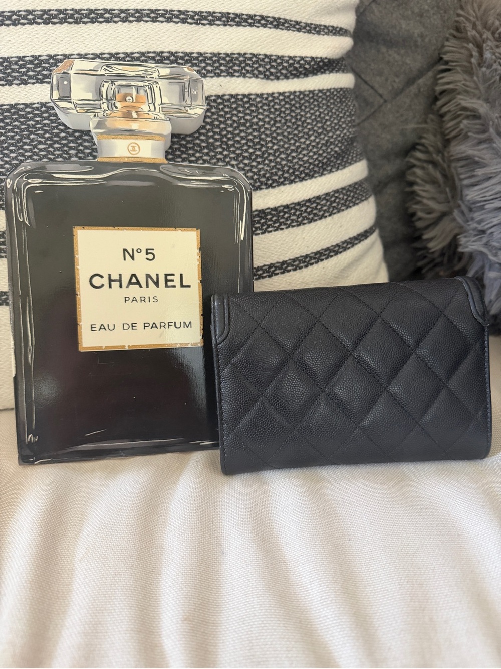 Authentic CHANEL Filigree Caviar Compact Wallet - Picture 4 of 16